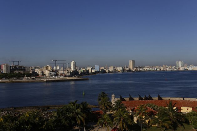 El malecón de La Habana desde la entrada de la bahía, en el Castillo del Morro. Los barrios vecinos al muro de ocho kilómetros son una prioridad del nuevo plan del gobierno de Cuba para afrontar el cambio climático, por su vulnerabilidad ante la elevación del nivel del mar y la intensificación de las lluvias. Crédito: Jorge Luis Baños/IPS