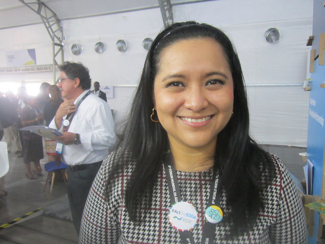 Vilma Chanta, investigadora en desarrollo territorial de la Fundación Nacional para el Desarrollo de El Salvador y punto focal en el país de GWP Centroamérica, se preocupa de la contaminación y deterioro del río Lempa, clave para la generación de energía y el agua consumida en la nación centroamericana. Crédito: Mario Osava/IPS