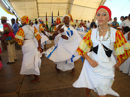 Mujeres garífunas bailan una tradicional danza de su pueblo durante un festival para promover su cultura, su comida y el papel que realizan en la conservación del ambiente costero de Honduras. Crédito: Thelma Mejía/IPS