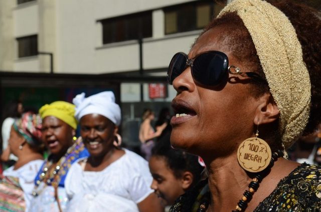 Un grupo de mujeres negras participan en São Paulo en la Marcha de la Conciencia Negra. La violencia por razones de género crece de manera especial entre las mujeres afrodescendientes en Brasil, pese a mayores leyes contra el delito. Crédito: Rovena Rosa/ Agência Brasil