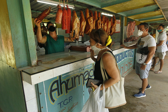Un empleado expende productos cárnicos a su clientela, en un establecimiento administrado por trabajadores por cuenta propia, en La Habana. Las nuevas medidas anunciadas por el gobierno ampliarían el rol del sector privado en la economía de Cuba. Foto: Jorge Luis Baños/IPS
