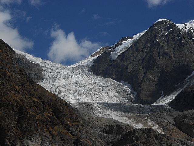 Un glaciar, en el estado de Uttarakhand en India. El 7 de febrero, un bloque de rocas y hielo cayó del glaciar de Trishul desde unos 5600 a unos 3800 metros, desplomándose casi dos kilómetros y fragmentándose para generar una enorme avalancha. Se precipitó por el escarpado glaciar a gran velocidad acumulando más hielo, agua y rocas cada milisegundo. Foto: Yann Forget/ Wikimedia Commons-CC-BY-SA