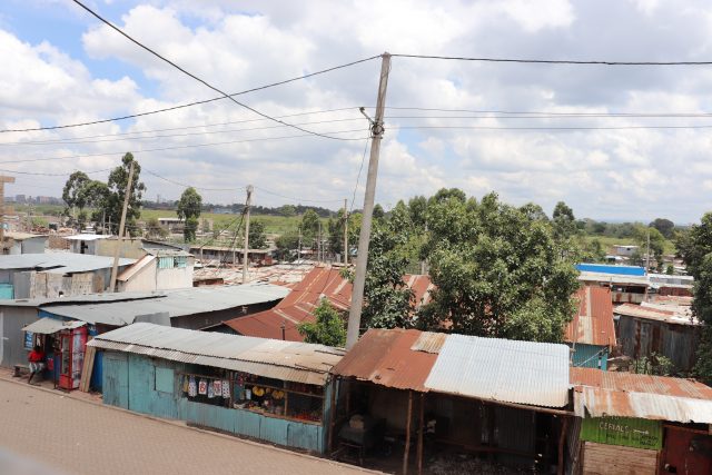 Un grupo de viviendas precarias en City Carton, un asentamiento precario de las afueras de Nairobi. Los resultados preliminares de un estudio que acaba de realizarse encontraron que más de 40 por ciento de los residentes en los hogares en los barrios marginales de la capital de Kenia carecen de empleo y su ingreso familiar mensual promedio es de 78 dólares. Crédito: Isaiah Esipisu / IPS