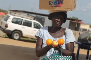 Un vendedora de frutas cerca de Yuba. Según la ONU, las mujeres y niñas son las más vulnerables del país. Crédito Charlton Doki/IPS