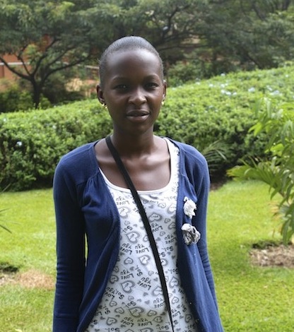 Eunice Namugerwa, de 18 añs y residente del asentamiento irregular de Kisenyi, en la capital de Uganda, comenzó a criar pollos para contribuir al sustento familiar. Crédito: Amy Fallon/IPS 