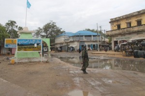 Un soldado somalí patrulla una calle en la sureña ciudad portuaria de Kismayo. Crédito: Ahmed Osman/IPS