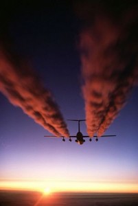 Un Starlifter C-141 deja su rastro de contaminación sobre la Antártida. Crédito: Dominio público.