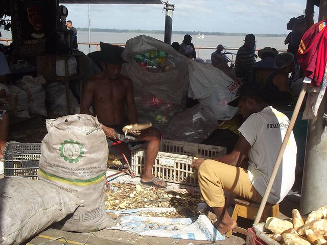 Hombres pelando mandioca en el mercado Ver-o-Peso de Belém. Crédito: Diana Cariboni/IPS