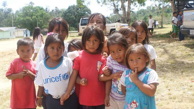 Niñas y niños uwottyja en la comunidad amazónica de Samaria. Crédito: Humberto Márquez/IPS