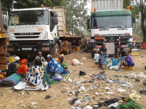 Muchos centroafricanos entran a Camerún viajando en camiones de carga que llegan desde Bangui. Crédito: Monde Kingsley Nfor/IPS