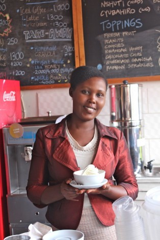 Louise Ingabire, de 27 años, está al frente de Inzozi Nziza (dulces sueños), la primera heladería de Ruanda, ubicada en Butare. Crédito: Amy Fallon/IPS