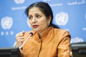 Lakshmi Puri, directora ejecutiva adjunta de ONU Mujeres, habla en una conferencia de prensa.  UN Photo/Mark Garten 