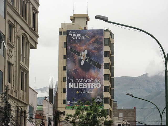 Un cartel publicitario del satélite Túpac Katari en la ciudad boliviana de Cochabamba. Crédito: Gustav Cappaert/IP