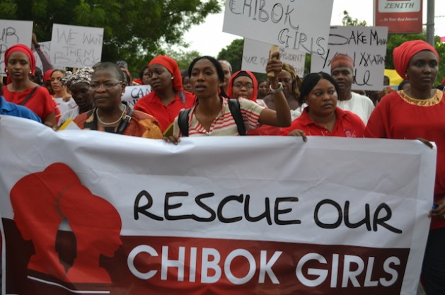 Nigerianos en la fuente de la Unidad, en Abuja, el 30 de abril de 2014, reclaman al gobierno medidas rápidas para encontrar a las 276 colegialas secuestradas el 14 de abril de la escuela secundaria de Chibok, en el nordestino estado de Borno, por el grupo islamista radical Boko Haram. Crédito: Mohammed Lere / IPS