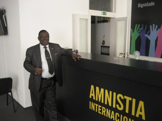 El abogado Ponciano Nvó, destacado defensor de los derechos humanos en Guinea Ecuatorial,  durante su visita a la sede de Amnistía Internacional en Lisboa. Crédito: Mario Queiroz/IPS