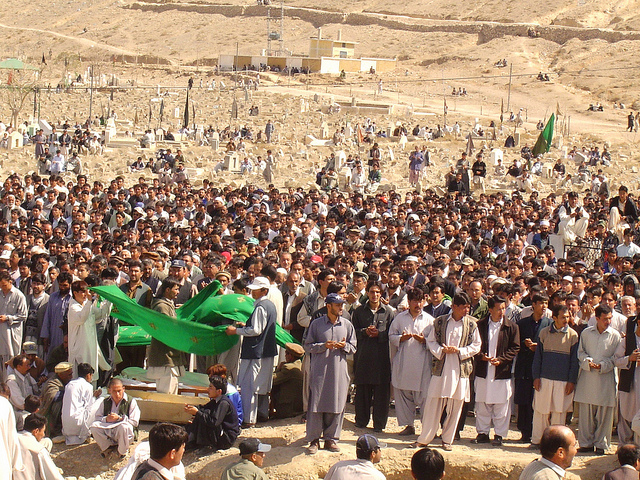 Funeral de las víctimas de hombres armados en el cementerio hazara de Quetta, capital de la provincia pakistaní de Baluchistán. Crédito: Altaf Safdari/IPS 