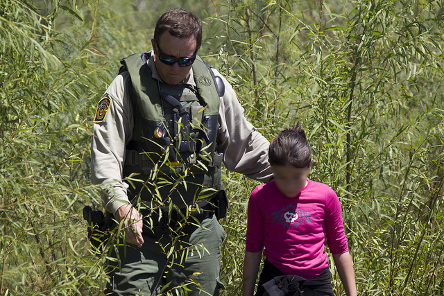 Una niña sola es interceptada en la frontera con México por un patrullero de Estados Unidos. Crédito: Patrulla Fronteriza