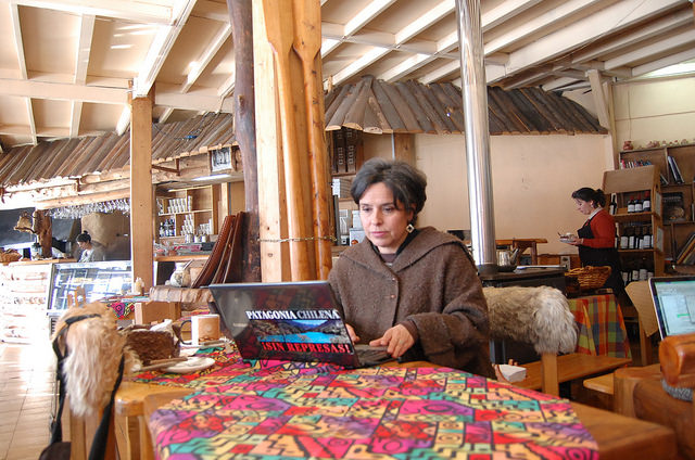 La lideresa social Miriam Chible aplica la autonomía energética en su restaurante familiar en Coyhaique, en la Patagonia chilena, con el uso de paneles fotovoltaicos. Crédito: Marianela Jarroud /IPS 