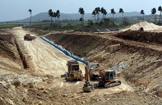 Equipos pesados preparan el terreno donde se construye la vía férrea que formará parte de las nuevas infraestructuras vinculadas a la zona de desarrollo que representa el mayor proyecto que se ejecuta en Cuba en décadas. Crédito: Jorge Luis Baños/IPS