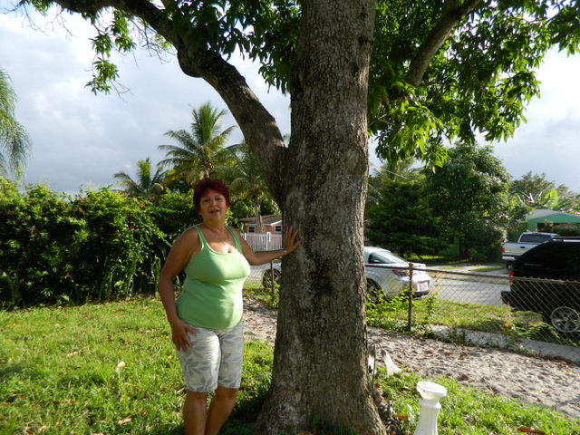 Clara Domínguez, una balsera que salió de Cuba el 21 de agosto de 1994, junto a su esposo y su hijo, en la calle de la ciudad estadounidense donde vive ahora. Crédito: Ivet González /IPS