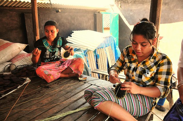 Indígenas de la isla de Lombok, Indonesia, fabrican artesanías con materiales que encuentran en la selva. Crédito: Amantha Perera/IPS