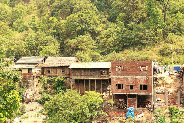 La mayoría de las viviendas en la aldea nepalí de Holiya, propensa a las inundaciones, quedan vacías cuando azotan los monzones, pero las familias se ven obligadas a regresar una vez pasado el desastre. Crédito: Naresh Newar/IPS