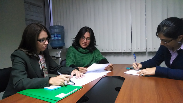 Delia Morales, a la izquierda, y Sandra Rossi, funcionarias del Organismo de Evaluación y Fiscalización Ambiental de Perú, revisan las demandas de amparo presentadas por las empresas mineras. Milagros Salazar /IPS 