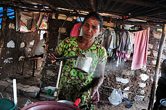 Mujeres, niñas y niños perjudicados por el aumento del consumo de alcohol en la provincia Norte de Sri Lanka. Crédito: Amantha Perera/IPS