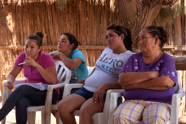 Un grupo de mujeres cucapah, en el ejido Indiviso, en la Comunidad Indígena Cucapah El Mayor, en el estado mexicano de Baja California, durante la asamblea en que se discutió como llevar adelante la consulta para reformar los aspectos de la reserva que les impiden pescar