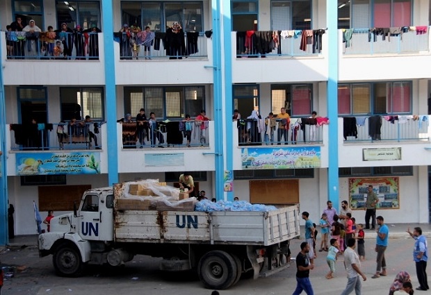 Familias palestinas que perdieron sus viviendas por los bombardeos israelíes en Gaza se refugian en una escuela de la ONU. Crédito: Khaled Alashqar/IPS