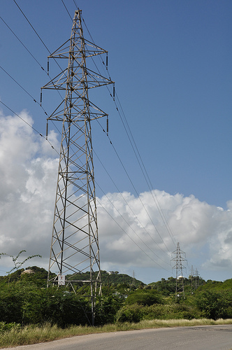 Líneas del tendido eléctrico en Antigua y Barbuda. Este país caribeño toma medidas para lograr la seguridad energética mediante tecnologías limpias. Crédito: Desmond Brown/IPS
