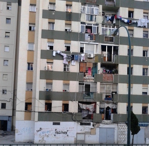 Uno de los bloques de La Palma-Palmilla, el barrio carenciado de Málaga, en el sur de España, donde viven Encarni y su familia. Crédito: Inés Benítez/IPS