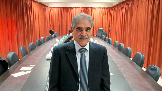 El vicepresidente del cantón de Yazira, Hussein Taza al Azam, posa en la sala de reuniones del autogobierno democrático en la ciudad de Amuda, en uno de los tres enclaves kurdos en Siria. Crédito: Karlos Zurutuza/IPS