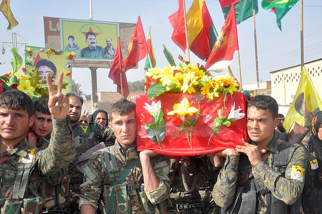 Funeral en la localidad siria de Serekaniye, por varios de los caídos kurdos en combate contra el grupo extremista Estado Islámico. Crédito: Qadir Agid/IPS