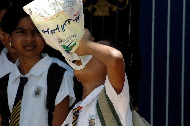 Una niña bebe agua de una botella en el oriental distrito de Batticaloa, en Sri Lanka, donde unas 220.000 personas sufren el impacto de la sequía. Crédito: Amantha Perera/IPS.