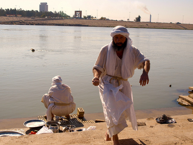 Uno de los cada vez más escasos rituales mandeos de bautismo, a orillas del río Tigris, a su paso por Bagdad, la capital iraquí. Crédito: Karlos Zurutuza/IPS