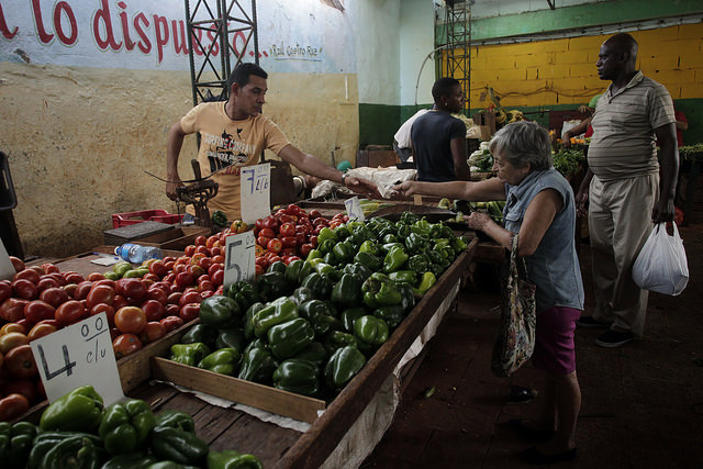 Mercado Amistad, uno de los comercios que venden productos en monedas extranjeras, oficialmente llamadas tiendas de recuperación de divisas, en el barrio de Centro Habana, en la capital cubana.  Crédito: Jorge Luis Baños/IPS