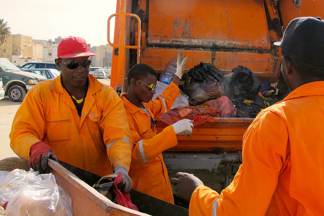 La mayoría de los trabajadores en la recolección de basura en la capital de Libia trabajan en condiciones de semiesclavitud. Crédito: Karlos Zurutuza /IPS