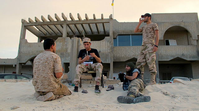 Milicianos amazighs durante un momento de descanso frente a la casa ocupada de Zwara, en el occidente de Libia. Crédito: Karlos Zurutuza/IPS 