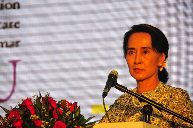 La icónica defensora de la democracia Aung San Suu Kyi reconoció que Mynmar padece varias dificultades, pero insiste en que el primer paso de la recuperación es que regrese el estado de derecho. Crédito: Amantha Perera/IPS
