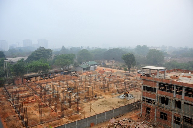 No son raras las grandes obras de construcción en el centro de Yangón, donde la inversión extranjera y la presencia de turistas empujan al alza el precio de la tierra. Las autoridades dijeron que esperan unos 900,000 visitantes este año. El número de visitantes se disparó 49 por ciento desde 2011. Crédito: Amantha Perera/IPS