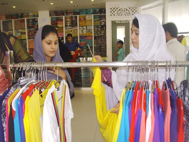 Algunas mujeres afganas ganan unos 150 dólares al mes gracias a talleres de costura en el norte de Pakistán. Crédito: Ashfaq Yusufzai/IPS.