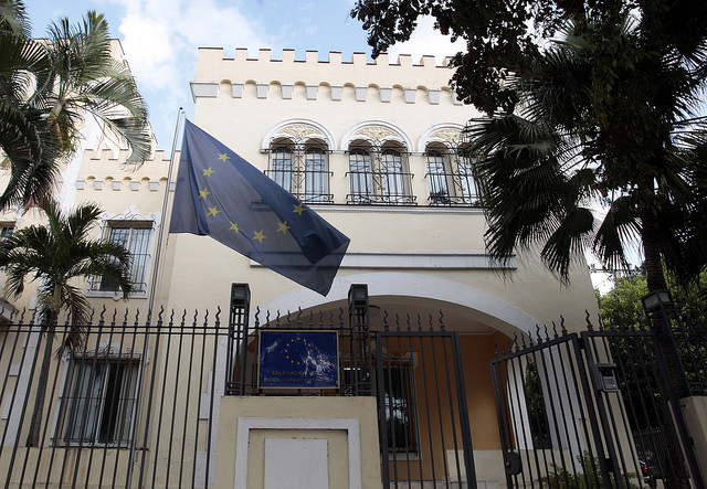 Vista exterior en la capital de Cuba de la sede de la Delegación de la Unión Europea, el bloque de 28 países con el que el gobierno de La Habana reiniciará en marzo las negociaciones para un acuerdo bilateral de cooperación. Crédito: Jorge Luis Baños /IPS.