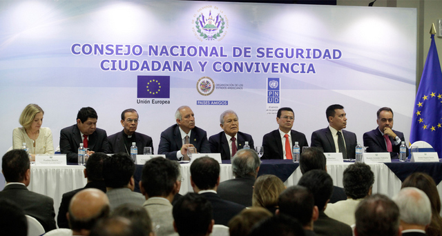 Miembros del Consejo Nacional de Seguridad Pública y Convivencia Ciudadana durante una reunión en la sede de la Presidencia de El Salvador. El mandatario Salvador Sánchez Cerén aparece en medio de ellos. Crédito: Gobierno de El Salvador