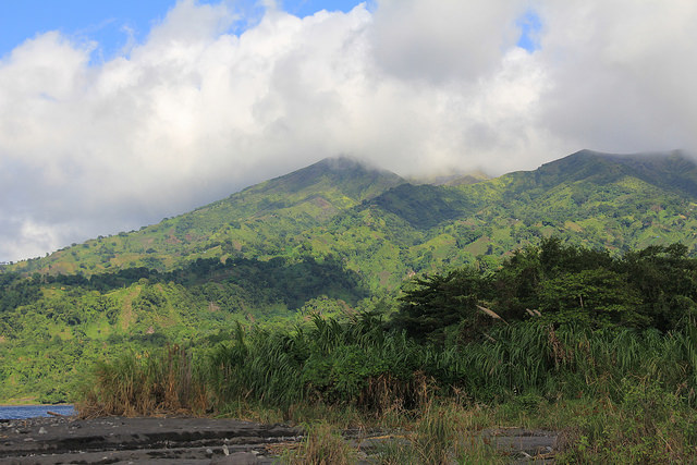Las laderas del volcán La Soufriere en San Vicente y las Granadinas, donde solía cultivarse marihuana, se exploran ahora para evaluar su potencial para le energía geotérmica. Crédito: Kenton X. Chance/IPS