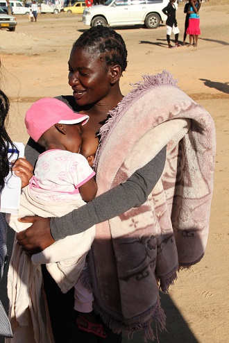 Chipo Shumba, de 28 años, con su única hija. La joven perdió a seis más al dar a luz. Crédito: Jeffrey Moyo/IPS