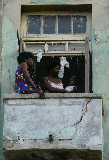 Tres afrocubanas, abuela, madre y nieta, en el balcón de su vivienda en La Habana, en Cuba. Las mujeres negras sufren doble discriminación en el país. Crédito: Jorge Luis Baños /IPS