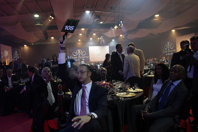 Participantes en el Festival del Habano, celebrada en la capital de Cuba, durante una subasta de humidores con fines benéficos. La actividad contó este año con 1.650 participantes procedentes de 60 países. Crédito: Jorge Luis Baños/IPS