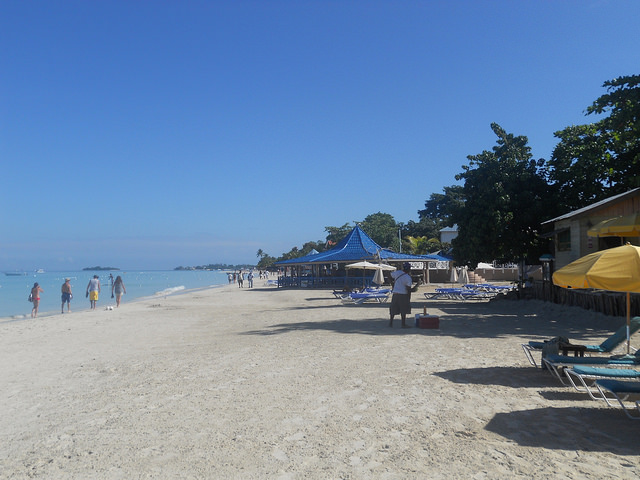 Una playa de Negril totalmente recuperada el 19 de abril de 2014. Las tormentas se llevan la arena y vuelve unos meses después. Algunos hoteleros temen que las escolleras impidan la generación natural de la misma Crédito: Mary Veira/IPS.