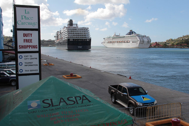 Un crucero en el puerto de Castries, en Santa Lucía. El gobierno se propone usar las energías renovables para impulsar el turismo. Crédito: Kenton X. Chance/IPS